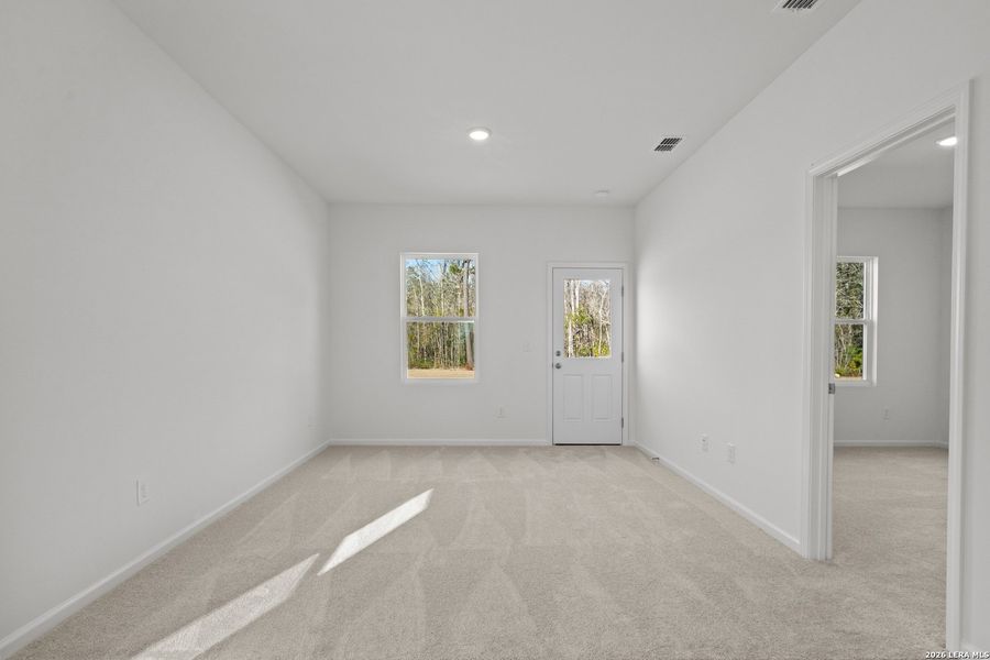 Spacious, unfurnished interior of a new home in Sutton Farms, San Antonio (Image 19).
