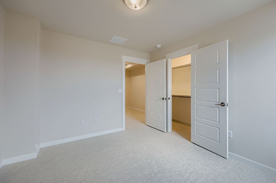Spacious, unfurnished interior of a new home in Sterling Ranch 40s, Colorado Springs (Image 25).
