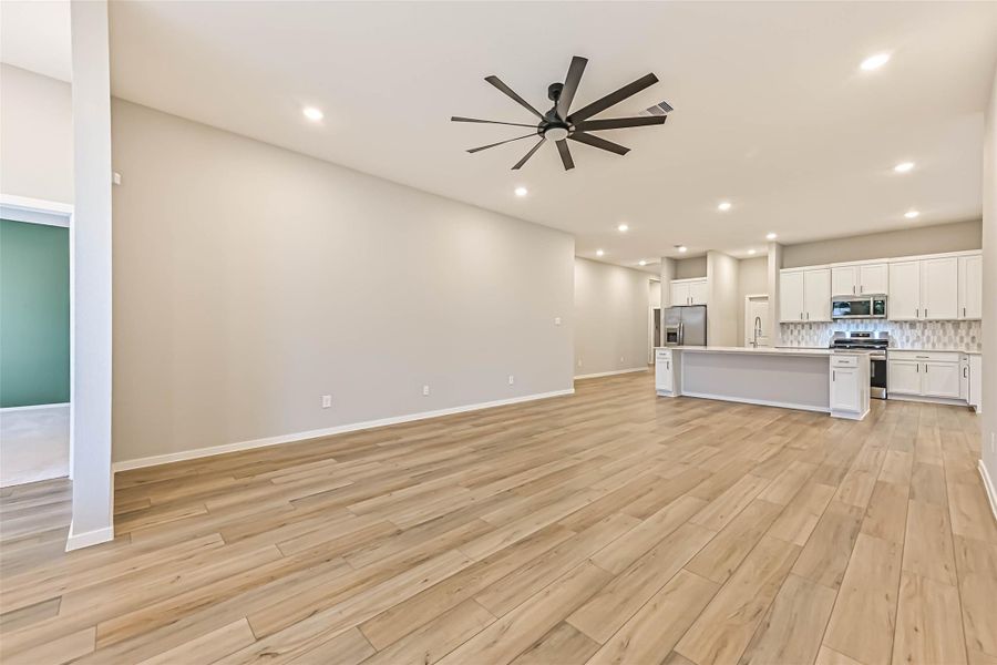 Spacious, unfurnished interior of a new home in Lago Mar, Texas City (Image 37).