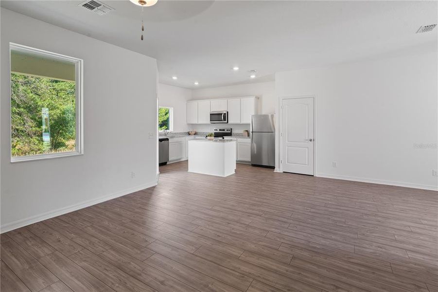 Spacious, unfurnished interior of a new home in , Kissimmee (Image 9).
