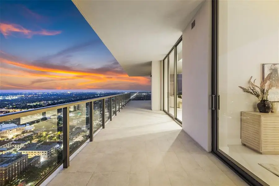 Condo located in St. Petersburg, FL showcasing its design and architecture (Image 3).