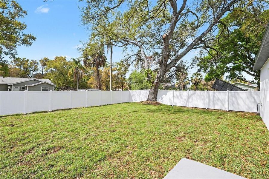 Exterior details and patio area of a home in , St. Petersburg (Image 27).