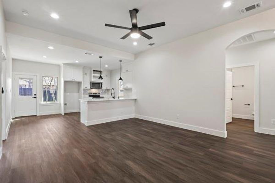 Spacious, unfurnished interior of a new home in , Celeste (Image 15).