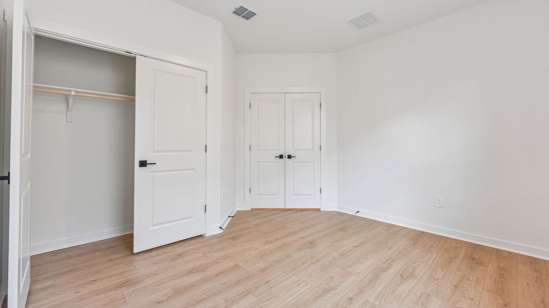 Spacious, unfurnished interior of a new home in Rosenbusch Ranch, Leander (Image 33).