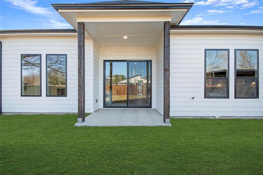 Exterior details and patio area of a home in , Dallas (Image 4).