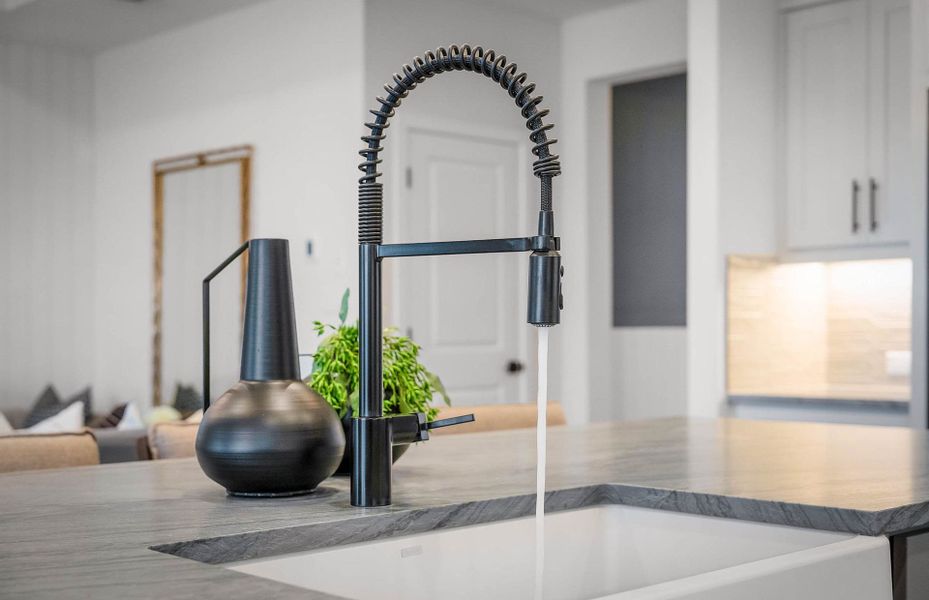 Representative interior finishes for a home built from the Prestige by Del Webb in Sun City Texas, Georgetown (Image 20).