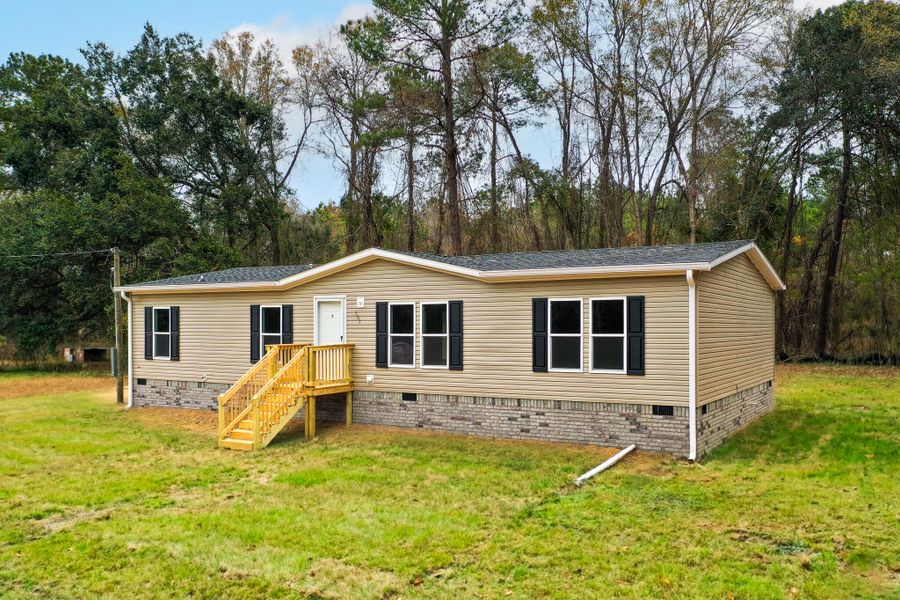 Exterior details and patio area of a home in , Eutawville (Image 18).