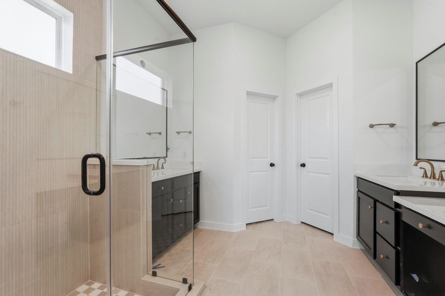 Elegant Bathroom Retreat Featuring Resort-Style Comfort