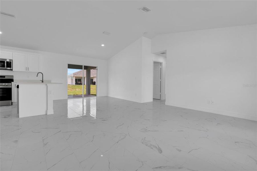 Spacious, unfurnished interior of a new home in , Cape Coral (Image 12).