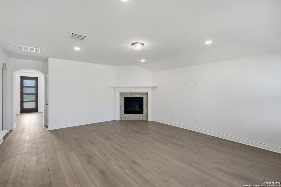 Spacious, unfurnished interior of a new home in Davis Ranch, San Antonio (Image 30). Spacious, unfurnished interior of a new home in Davis Ranch, San Antonio (Image 30).