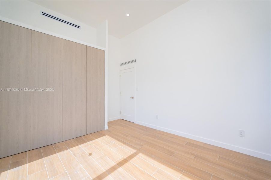 Spacious, unfurnished interior of a new home in , Fort Lauderdale (Image 34).