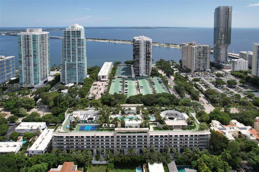 Condo located in Miami, FL showcasing its design and architecture (Image 3).