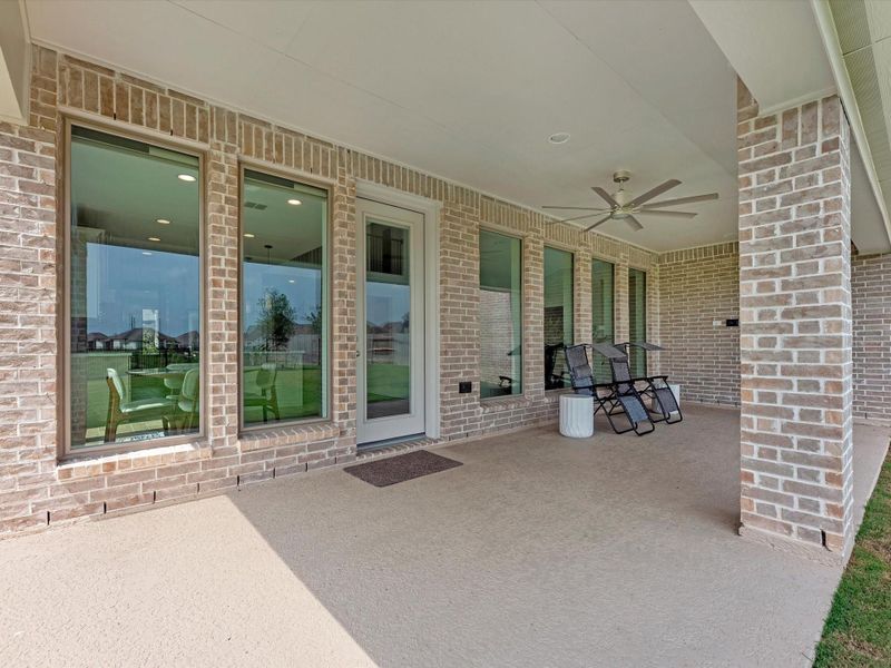 Exterior details and patio area of a home in Valencia, Manvel (Image 26).