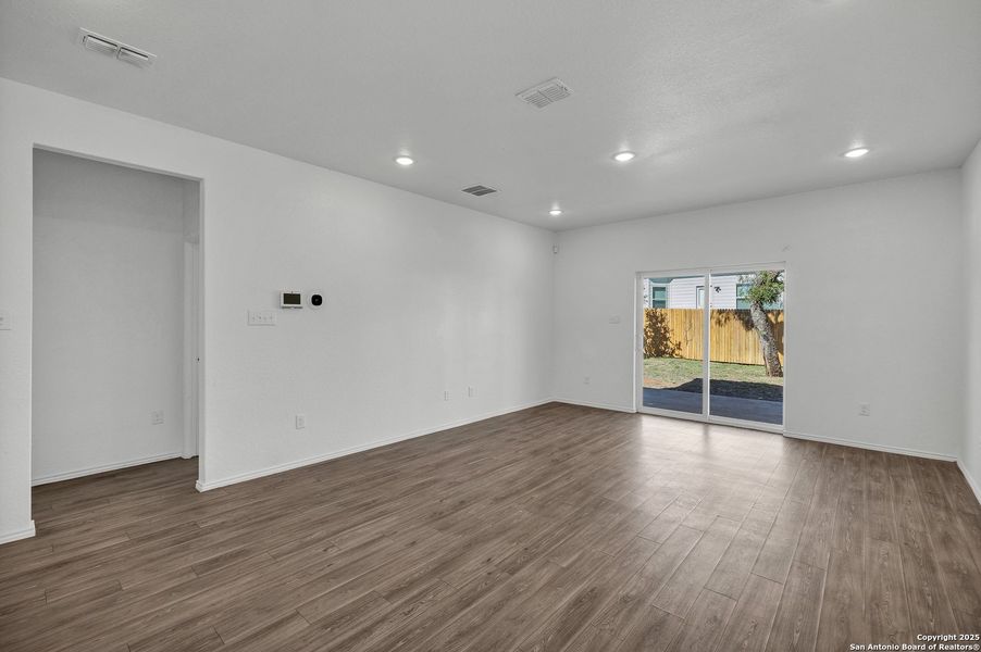 Spacious, unfurnished interior of a new home in Blue Ridge Ranch, San Antonio (Image 21).