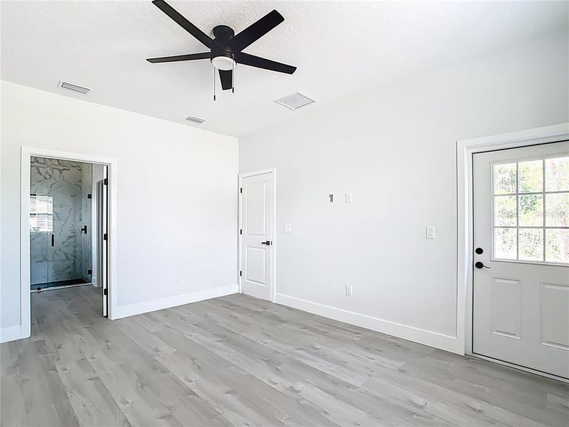 Spacious, unfurnished interior of a new home in , Ocala (Image 25).