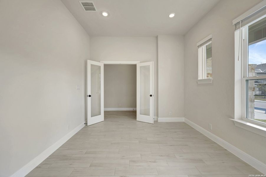 Spacious, unfurnished interior of a new home in Davis Ranch 60', San Antonio (Image 29). Spacious, unfurnished interior of a new home in Davis Ranch 60', San Antonio (Image 29).