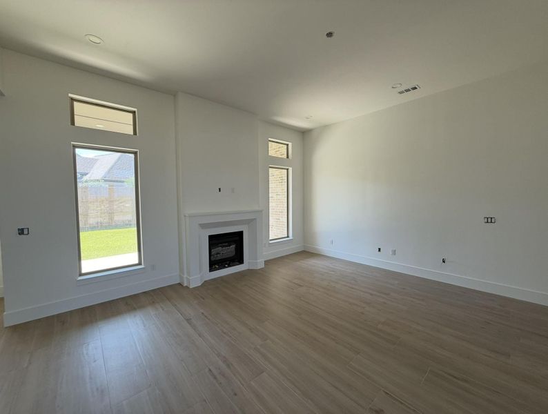 Spacious, unfurnished interior of a new home in , Beaumont (Image 4).