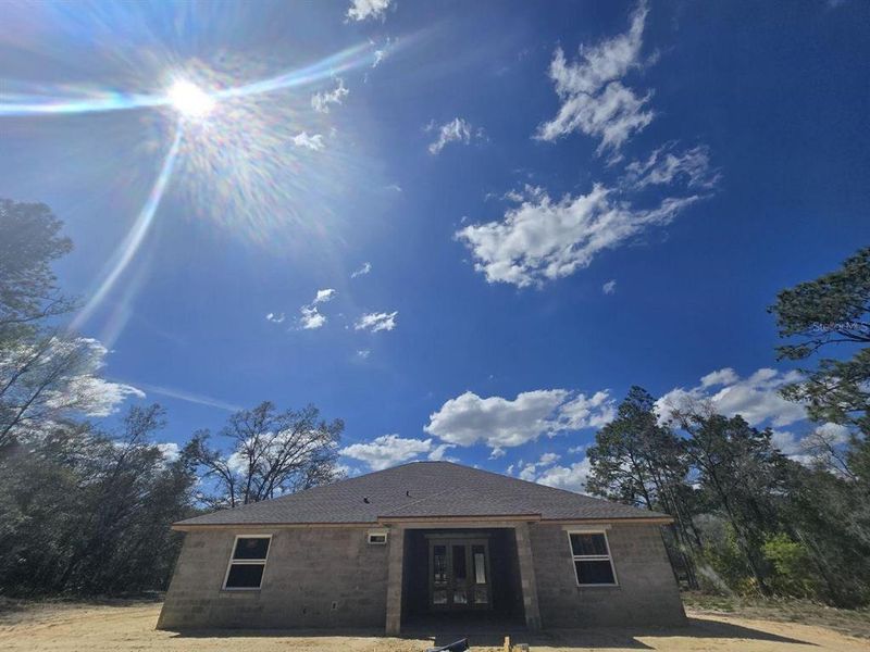 Exterior details and patio area of a home in , Dunnellon (Image 3).