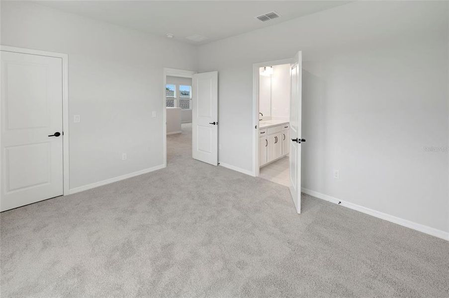 Spacious, unfurnished interior of a new home in Eastlyn, Bradenton (Image 16).