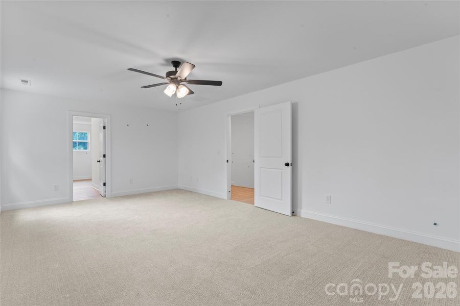 Spacious, unfurnished interior of a new home in , Harrisburg (Image 13).