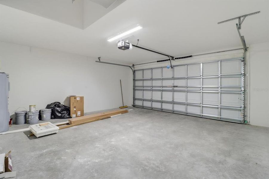 Spacious, unfurnished interior of a new home in , Crystal River (Image 27).