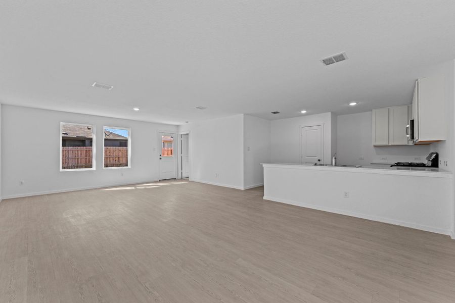Spacious, unfurnished interior of a new home in Friendship Oaks, Fredericksburg (Image 20).