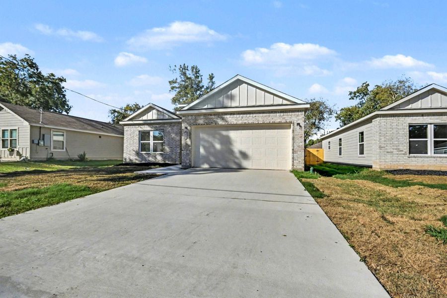Exterior details and patio area of a home in , La Marque (Image 18).