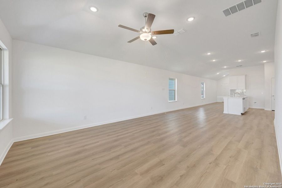 Spacious, unfurnished interior of a new home in Park Place, New Braunfels (Image 26). Spacious, unfurnished interior of a new home in Park Place, New Braunfels (Image 26).