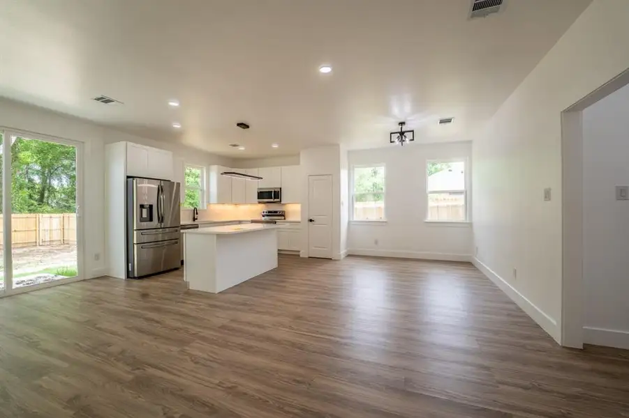 Spacious, unfurnished interior of a new home in , Sulphur Springs (Image 22).
