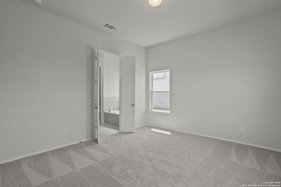 Spacious, unfurnished interior of a new home in Rhine Valley, Schertz (Image 12).