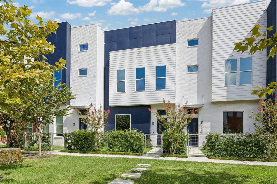 Fenced in front yard has jasmine growing with pretty crape myrtles and landscaping surrounding this beautiful townhome. Fenced in front yard has jasmine growing with pretty crape myrtles and landscaping surrounding this beautiful townhome.