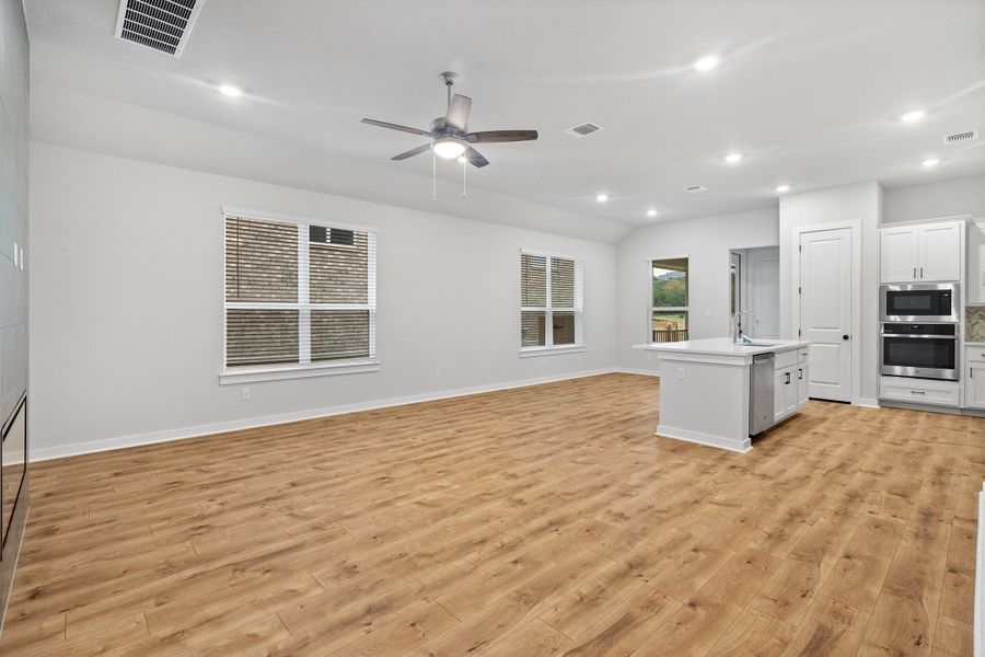 Spacious, unfurnished interior of a new home in Highland Village, Georgetown (Image 23).