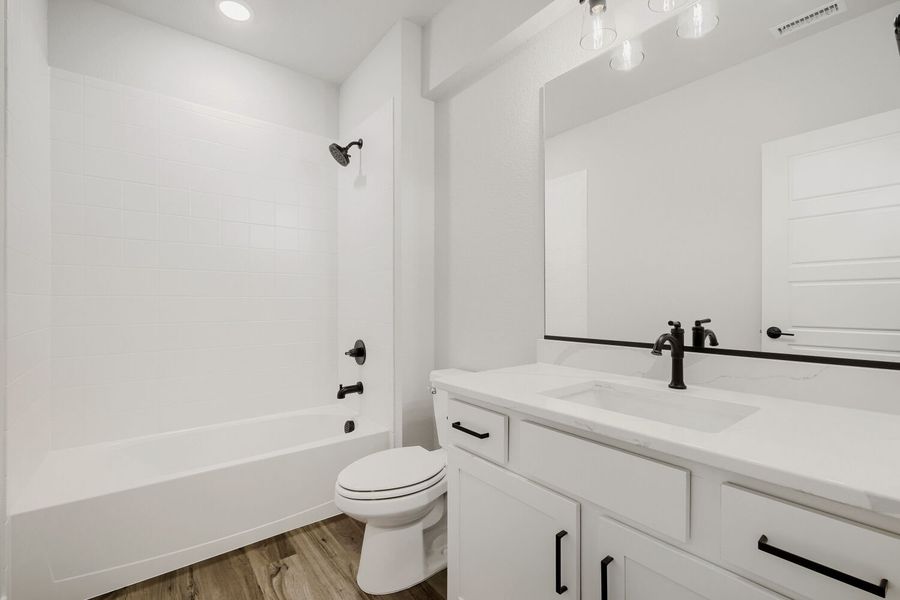 8688 Long Beach - Full Bathroom