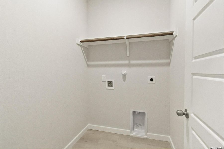 Spacious, unfurnished interior of a new home in Hickory Ridge, Elmendorf (Image 25).