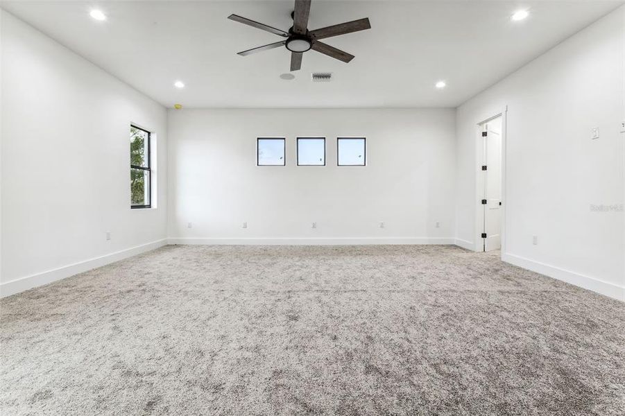 Spacious, unfurnished interior of a new home in , Tampa (Image 40).
