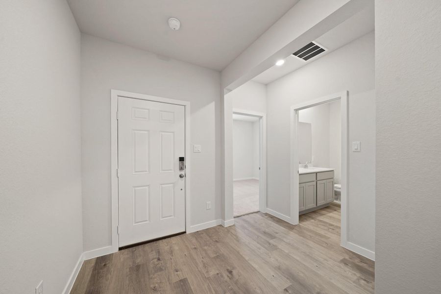 Spacious, unfurnished interior of a new home in Russell Ranch, Bay City (Image 10).