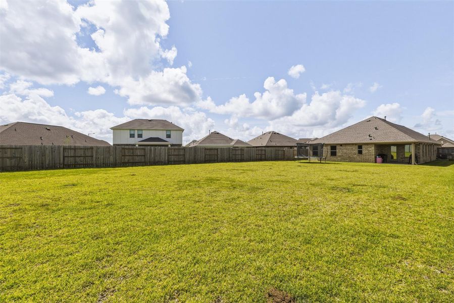 Exterior details and patio area of a home in Samara, League City (Image 26).
