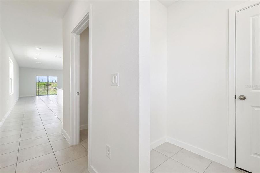 Spacious, unfurnished interior of a new home in Hamilton Bluff, Haines City (Image 29).