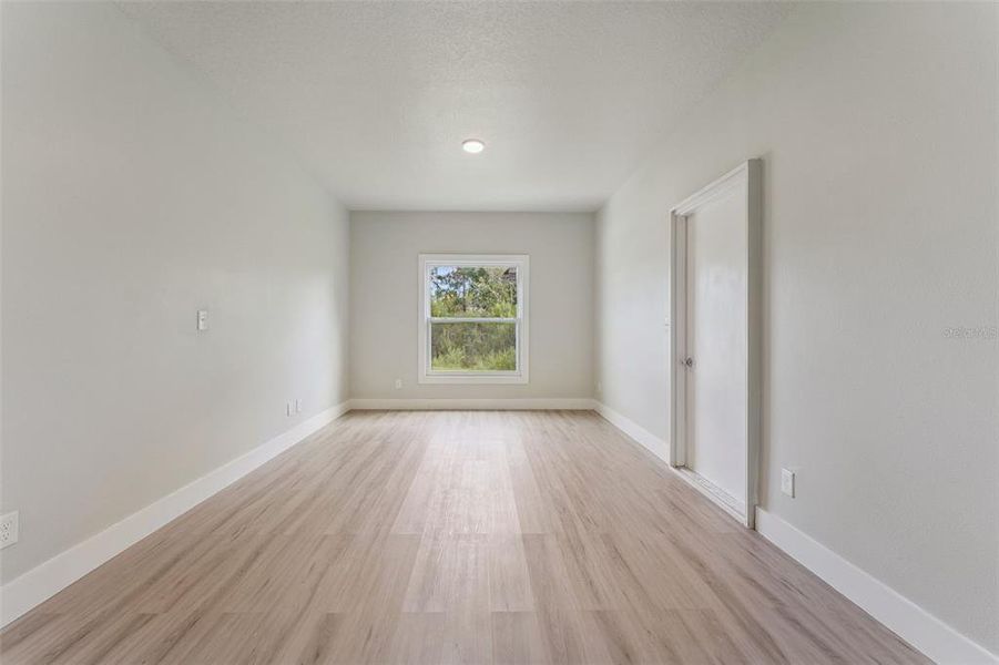 Spacious, unfurnished interior of a new home in , Orlando (Image 42).