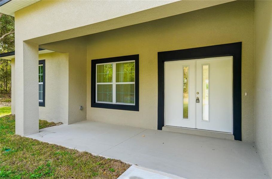 Exterior details and patio area of a home in , Citrus Springs (Image 3).