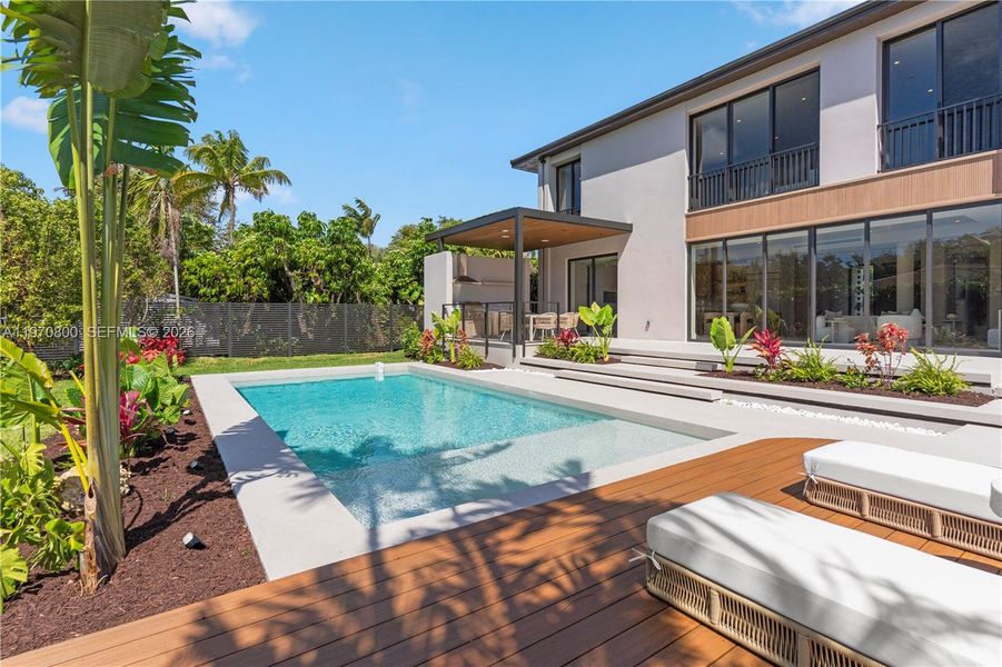 Exterior details and patio area of a home in , Miami (Image 37).