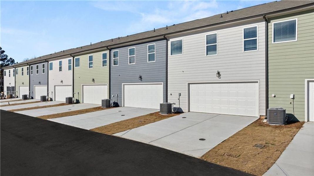 Exterior details and patio area of a home in Lake Carlton, Loganville (Image 3).