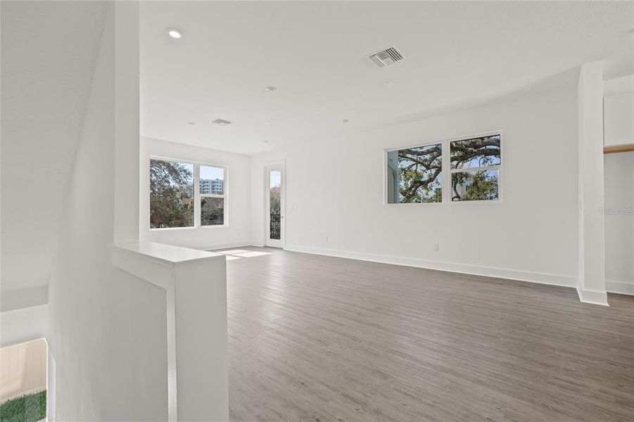 Spacious, unfurnished interior of a new home in Alante, St. Petersburg (Image 21).