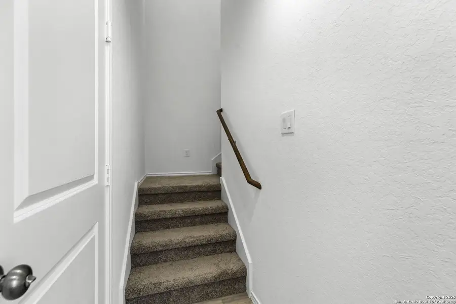 Spacious, unfurnished interior of a new home in Presa Point, San Antonio (Image 16).