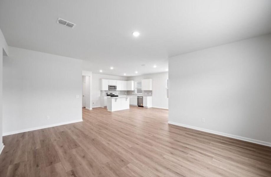 Spacious, unfurnished interior of a new home in Bradford Pointe, Summerville (Image 16).