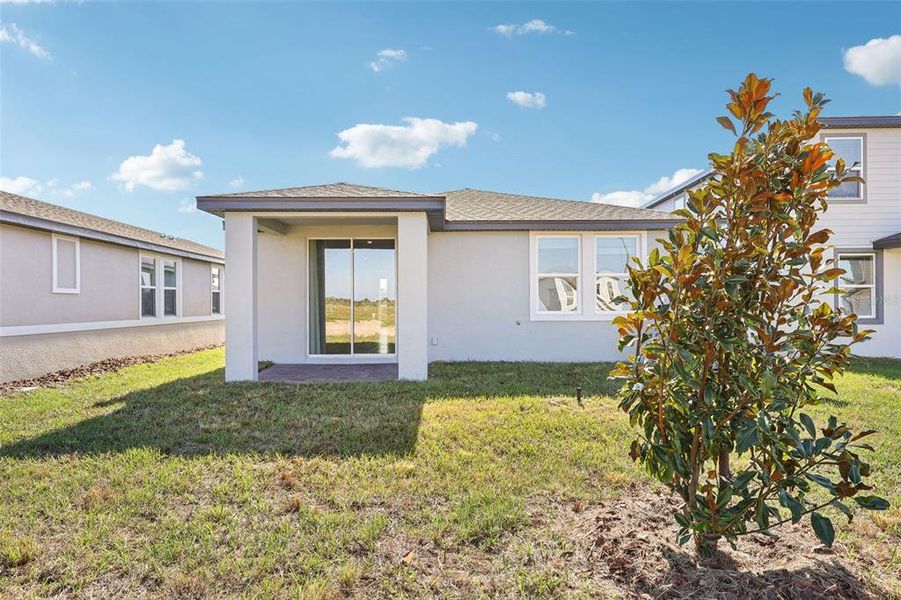 Exterior details and patio area of a home in , Lake Alfred (Image 21).