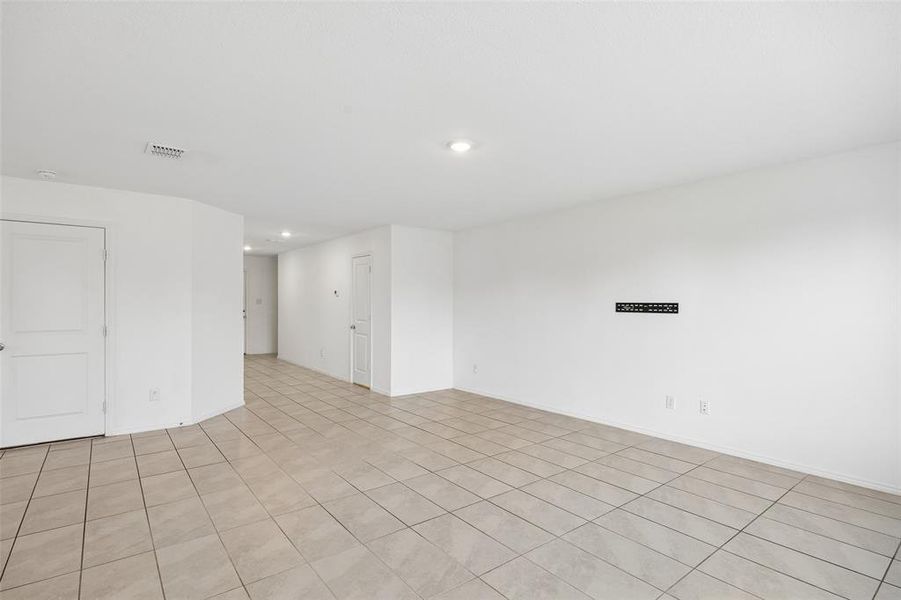 Spacious, unfurnished interior of a new home in Trinity West, Dallas (Image 19).
