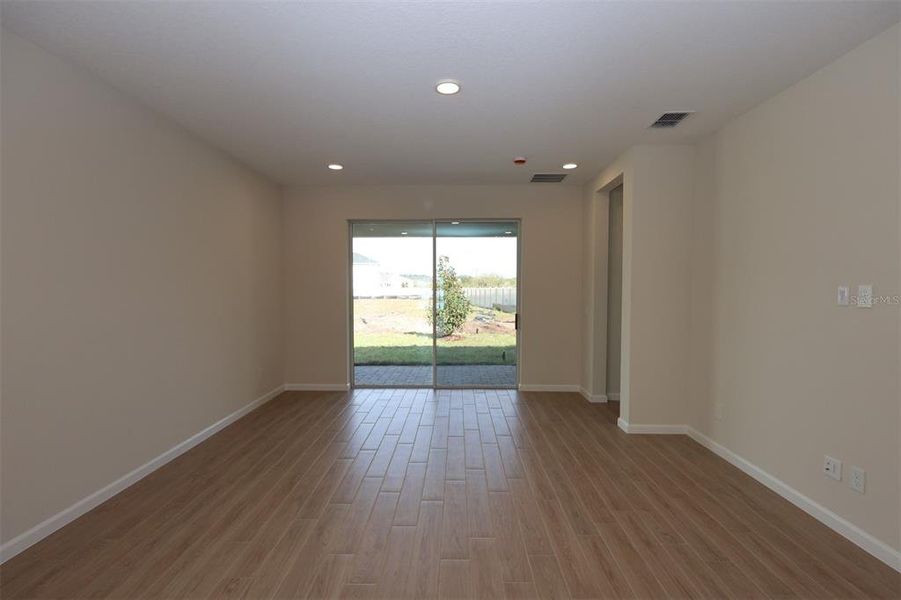 Spacious, unfurnished interior of a new home in Bay Lake Farms, St. Cloud (Image 20).