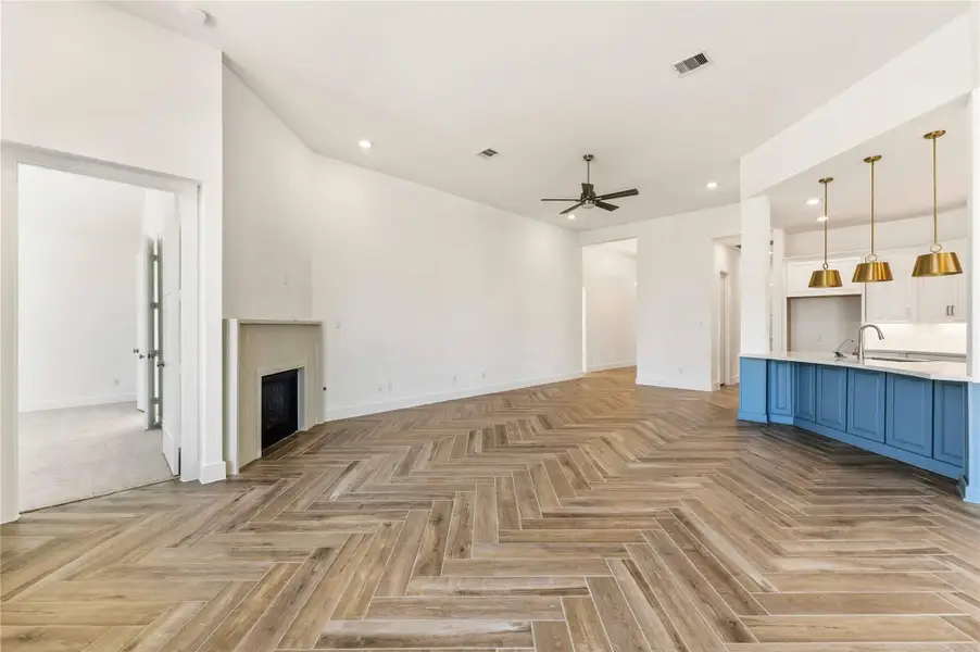 Spacious, unfurnished interior of a new home in Valencia, Manvel (Image 23).