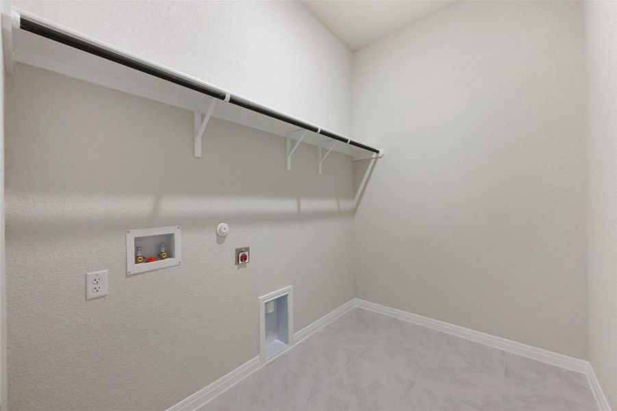 Spacious, unfurnished interior of a new home in Willow Springs, Buda (Image 6). Spacious, unfurnished interior of a new home in Willow Springs, Buda (Image 6).